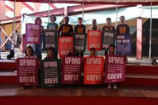 Ato da Educao CAMINHADA PELA NEGOCIAO - UFMG at Mineiro